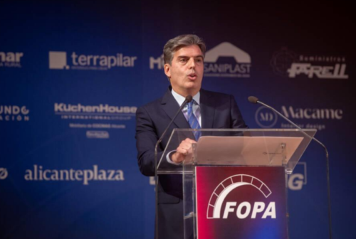 Javier Gisbert, presidente de la Federación de Obras Publicas en Alicante, hablando al público