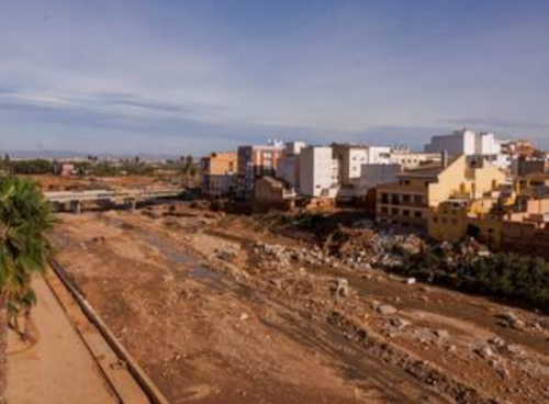Imagen de uno de los puentes que cruza el Barranco del Poyo de la localidad valenciana de Paiporta tres semanas después de la DANA